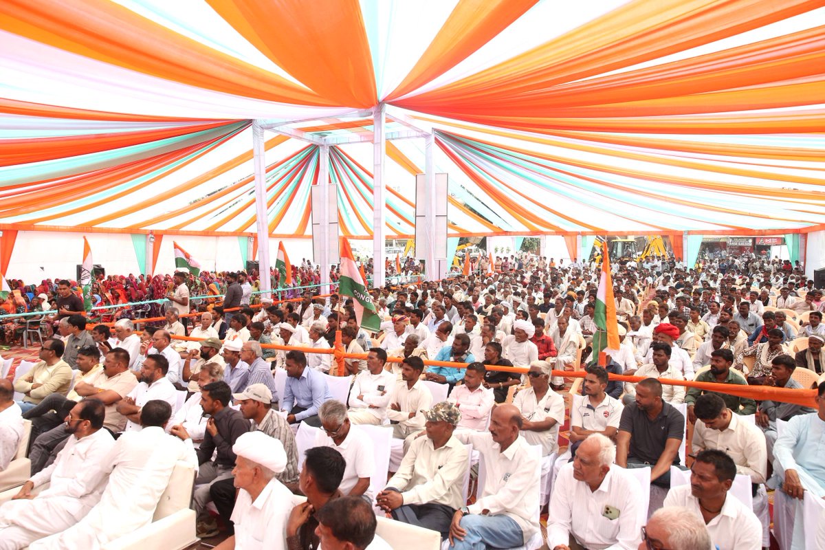 SachinPilot's tweet image. रेवदर विधानसभा, सिरोही में कांग्रेस कार्यकर्ता सम्मेलन को संबोधित किया। यह हम सबकी ज़िम्मेदारी है कि भाजपा द्वारा  संविधान और लोकतंत्र पर लगातार हो रहे हमलों के विरुद्ध हम अपनी आवाज़ बुलंद करें।

कार्यकर्ताओं में जो उत्साह देखने को मिला, वह आने वाले समय में बदलाव की ओर इशारा करता…