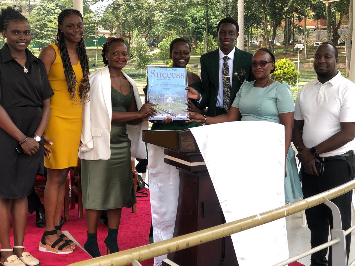 UMOSAN presenting and handing over the success card to the UMSSN F4 candidates