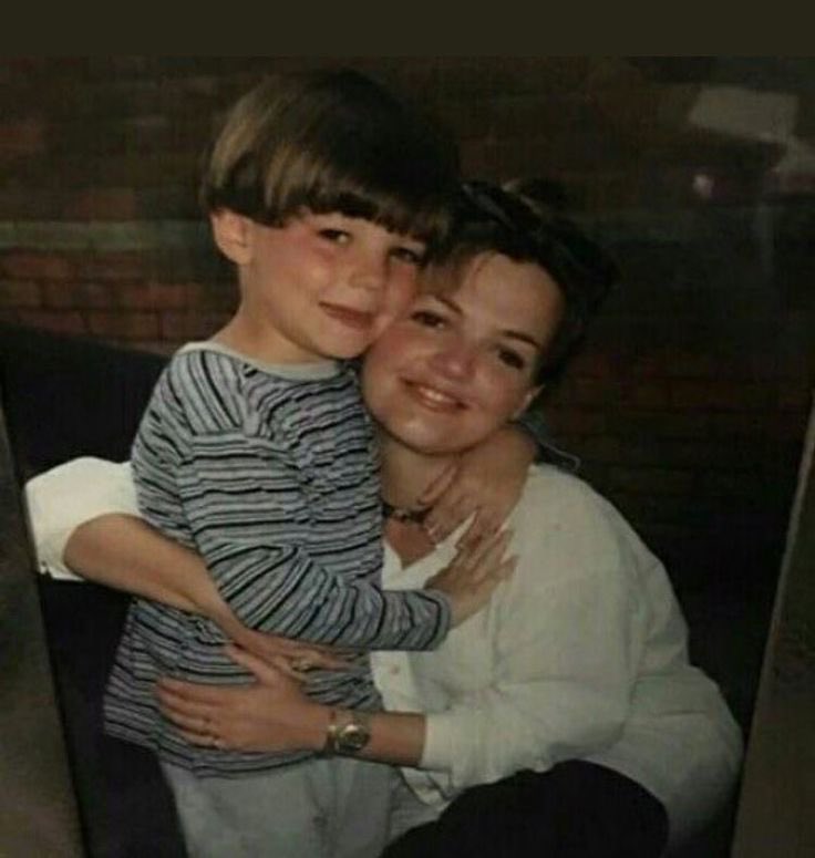 💬 | “A razão pela qual sou sempre tão seletivo na hora de falar sobre isso é porque não posso deixar que isso me defina. Não é justo com a minha família, não é justo com a Félicité e não é justo com a minha mãe.” 

— Louis sobre não falar sobre sua perda via The Diary Of A CEO.