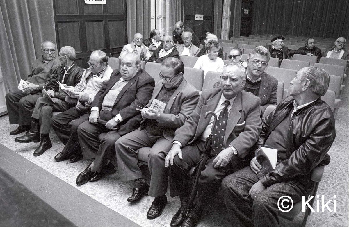 𝐋𝐨𝐬 𝐯𝐞𝐭𝐞𝐫𝐚𝐧𝐨𝐬 𝐝𝐞𝐥 𝐂𝐚𝐫𝐧𝐚𝐯𝐚𝐥.

Estos antiguos carnavaleros también tuvieron mucho que ver con lo que hoy es el Carnaval actual. Fueron quienes mantuvieron viva la llama durante el franquismo, dándole coba, en muchos casos, al censor.
Esta imagen forma parte