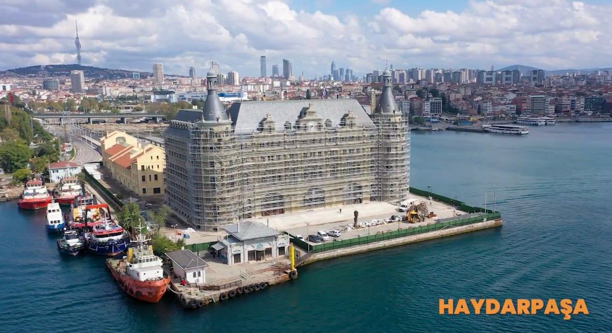 Kültür ve Turizm Bakanımız <a href="/MehmetNuriErsoy/">Mehmet Nuri Ersoy</a>, Haydarpaşa ve Sirkeci Gar Sahaları Proje Lansmanı’nda iki tarihî yapının geleceğine yön verecek yeni vizyonu kamuoyuyla paylaştı.

Bakan Ersoy: “Haydarpaşa ve Sirkeci’de ulaşım sürerken, bu alanlar kültür ve sanatın yeni kalbi olacak.”