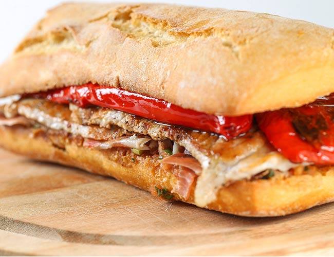 Carnicasmulas's tweet image. A estas horas empieza a rugir el estómago, ¿alguna sugerencia para la #merienda? Aquí te dejamos cómo elaborar un riquísimo bocata de #serranito 🙌😋 acortar.link/91i8XC
