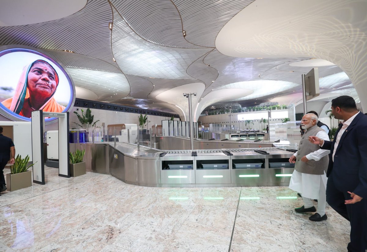 UpendrraRai's tweet photo. PM @narendramodi posts, "The new airport in #NaviMumbai will #EnhanceConnectivity and boost #UrbanInfrastructure in the #MumbaiMetropolitanRegion. Glad to have inaugurated Phase-1 of the airport today." @PMOIndia @Dev_Fadnavis @mieknathshinde @AjitPawarSpeaks @MoCA_GoI @RamMNK https://t.co/cWdTTwN0Dr