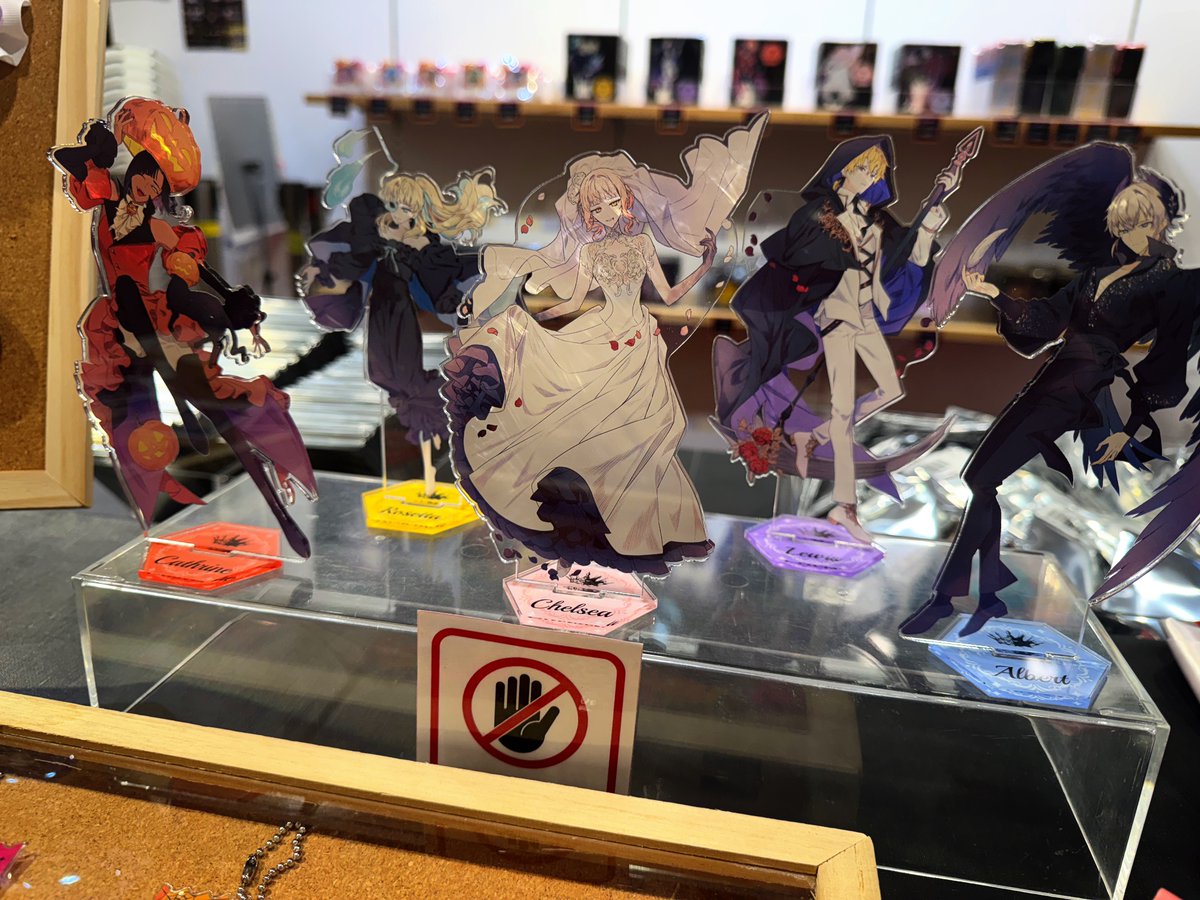 ハロウィン衣装を纏う恐ろしいキャストたちの姿を、どうぞ店頭にてご覧