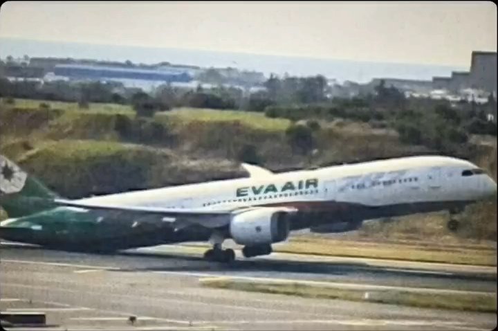 FlightModeblog's tweet photo. On October 4, 2025, an #EVAAir Boeing 787-9 Dreamliner (B-17881) flight #BR711 from #Shanghai (PVG) to #Taipei (TPE), experienced a tail strike during a go-around. After the go-around, the plane climbed to 3,000 feet and landed about 12 minutes later.
📷 ©️ @Fahadnaimb
#Boeing https://t.co/7bzVStZkNK