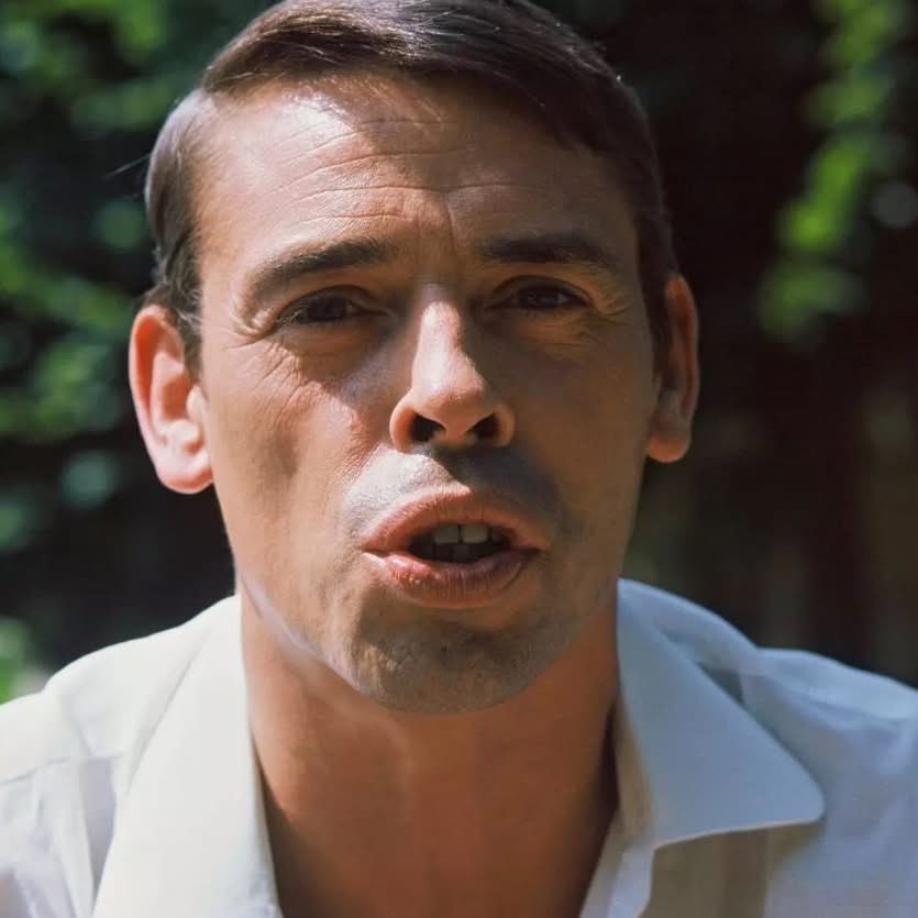 Jacques Brel nous quittait le 9 octobre 1978 ✨

"Quand on n'a que l'amour
A s'offrir en partage
Au jour du grand voyage
Qu'est notre grand amour
Quand on n'a que l'amour
Mon amour toi et moi
Pour qu'éclatent de joie
Chaque heure et chaque jour
Quand on n'a que l'amour
Pour vivre