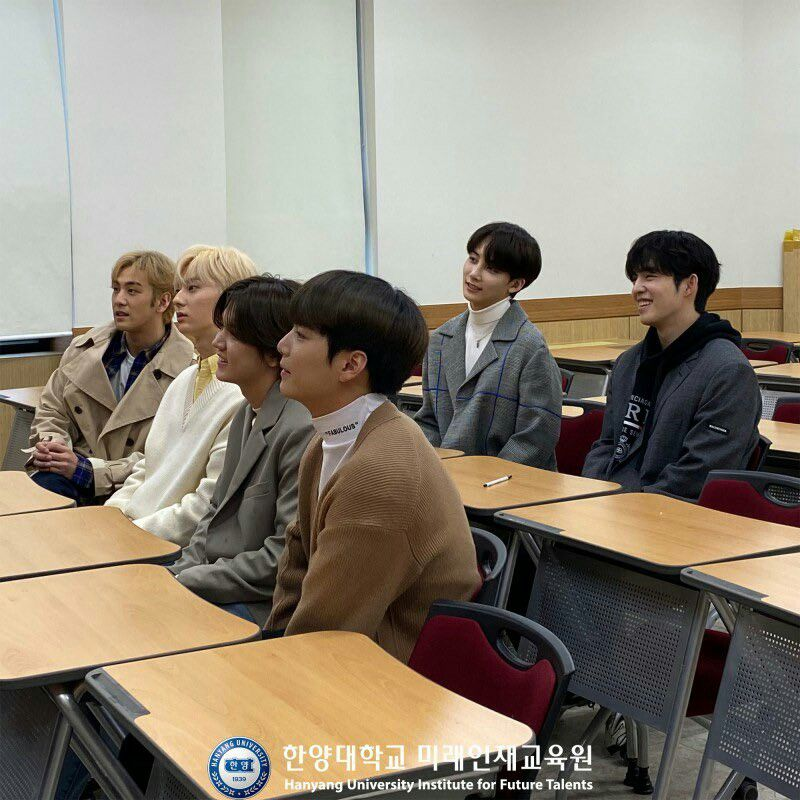 WHO THAT IN DA BACK~