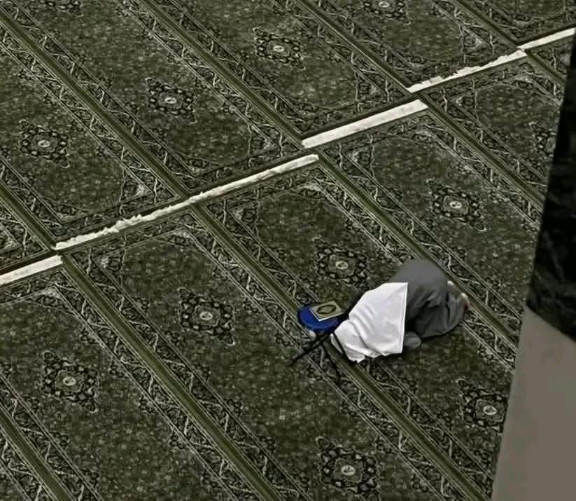 *"وهَممْتُ أنْ أشْكو الهُمومَ لصَاحبِي* 
 *فذكرتُ أنَّك مِن وَريدِي أقربُ"*🤍🍂