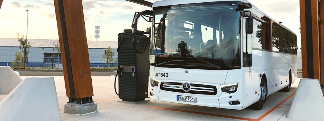 Daimler installera des bornes de recharge pour bus dans les sites touristiques très fréquentés !

Lire l’article 👉 tinyurl.com/hs4c4mpd