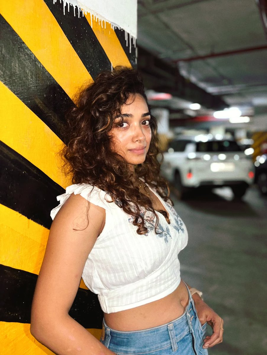 Kollywoodent's tweet image. Confidence meets charm 💫
@SaanveM lighting up the frame with effortless attitude and glam 🔥

#SaanveMegghana #StyleVibes #TollywoodBeauty  #GlamGoals