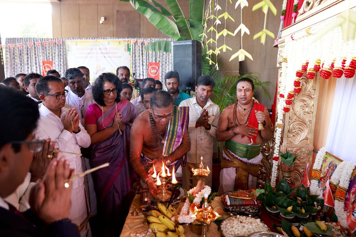 ParliamentLK's tweet image. 📢 இலங்கை பாராளுமன்றத்தில் நவராத்திரி விழா விமரிசையாகக் கொண்டாடப்பட்டது

📢 ශ්‍රී ලංකා පාර්ලිමේන්තුව නවරාත්‍රී පූජෝත්සවය උත්සවාකාරයෙන් සමරයි.

📢 Parliament of Sri Lanka Celebrates the Navratri Festival

🔗 facebook.com/share/p/1CggG5…

#SLparliament #10thParliamentLK #Navaratri2025