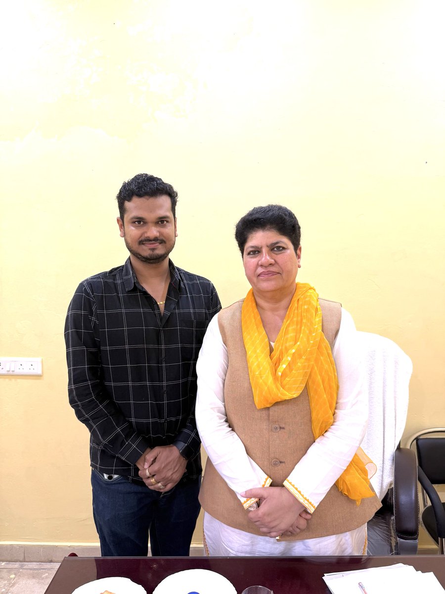 ErHarshit03's tweet photo. #संगठन सृजन अभियान के तहत जिला अ���्यक्ष चयन हेतु राष्ट्रीय कांग्रेस कमेटी के पर्यवेक्षक सुश्री #रीता_चौधरी जी विधायक मांडवा राजस्थान से मुलाकात की और महासमुंद शहर ब्लॉक महामंत्री ओर से महासमुंद जिला अध्यक्ष के लिए अपनी राय दी... @RitaChoudhary10 https://t.co/HLfd42Dd5F