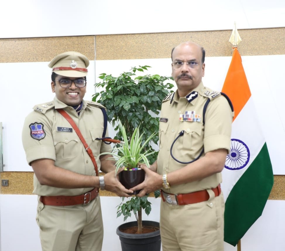 నారాయణపేట జిల్లా ఎస్పీ డాక్టర్ వినీత్ ఐపీఎస్ గారు జిల్లా ఎస్పీగా బాధ్యతలు స్వీకరించిన అనంతరం గురువారం రోజు డీజీపీ ప్రధాన కార్యాలయంలో తెలంగాణ రాష్ట్ర  గౌరవ DGP శ్రీ బి. శివధర్ రెడ్డి IPS గారిని పూల మొక్క అందించి మర్యాదపూర్వకంగా కలవడం జరిగింది.