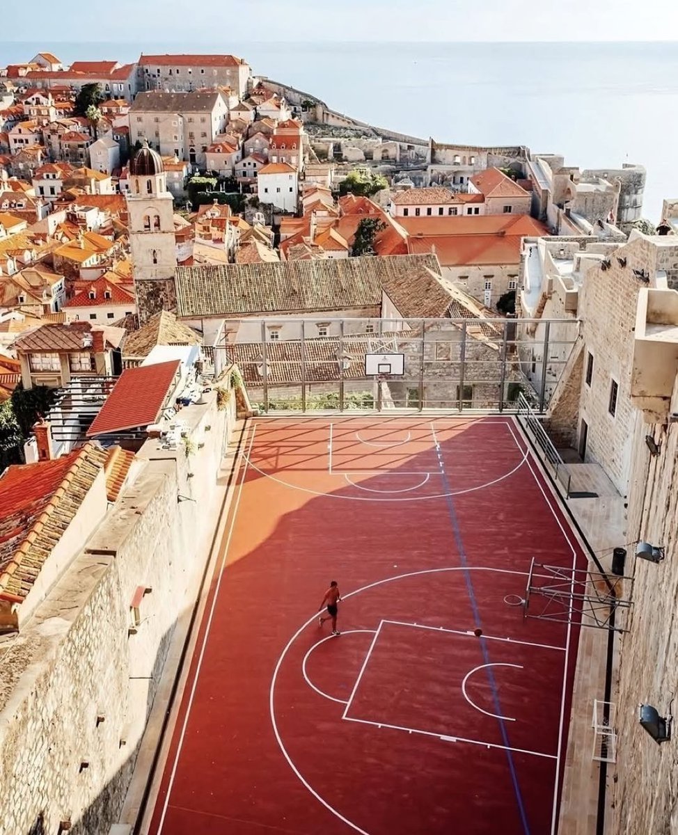 gomezdetejada's tweet image. Cancha de baloncesto en la cubierta de un edificio de Dubrovnik, Croacia.
Fotografía: @bonnejournal