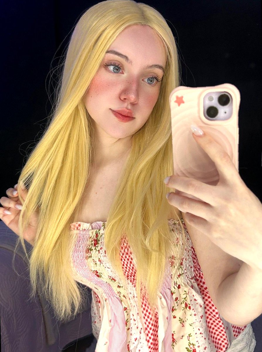 mamiaoki1004's tweet photo. my cat just photobombed my mirror selfie and i’m obsessed https://t.co/aZa5lUaj98