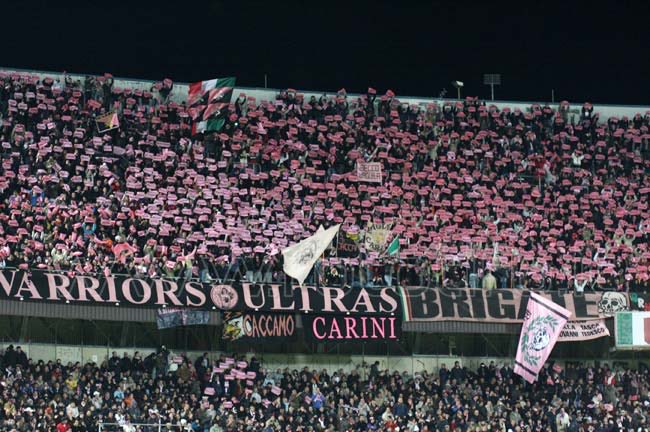 ultras1899_'s tweet photo. Palerme, 9 octobre 2024 : décès de Carmelo Arnone "Attila" (58 ans) l'une des âmes historiques des #ultras de #Palermo et fondateur en 1980 des Warriors Ultras Palermo #WUP, avec une autre figure historique du tifo rosanero, Salvatore Nocilla, dit Totò Rambo, parti lui en 2022 https://t.co/gm4QcAgNfM