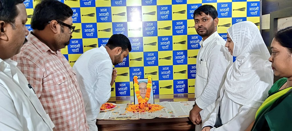 "बहुजन आंदोलन के महानायक, बहुजन समाज के मसीहा मान्यवर कांशीराम जी की पुण्यतिथि पर शत्–शत् नमन l 

आज प्रदेश कार्यालय लखनऊ में कांशीराम जी की फोटो पर पुष्प चढ़ा कर श्रद्धांजलि अर्पित किया l 

#KanshiRamJayanti #Lucknow
