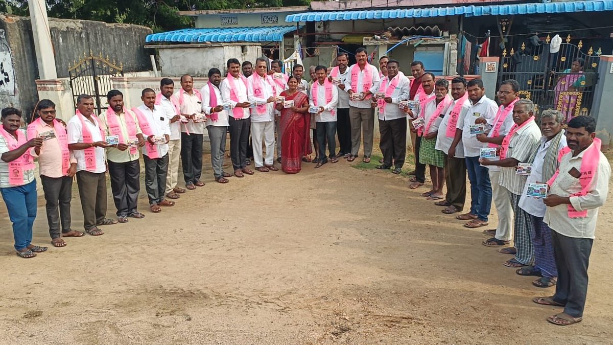 యాదాద్రి భువనగిరి జిల్లా
తుంగతుర్తి నియోజకవర్గ:
మోత్కూర్ మండలంలో స్థానిక, మండల బీఆర్ఎస్ పార్టీ నాయకులతో కలిసి ఇంటింటి తిరిగి బాకీ కార్డులను పంపిణీ..⁦<a href="/KTRBRS/">KTR</a>⁩⁦<a href="/DrGadariBRS/">Dr.Gadari Kishore Kumar</a>⁩ ⁦<a href="/BRSparty/">BRS Party</a>⁩