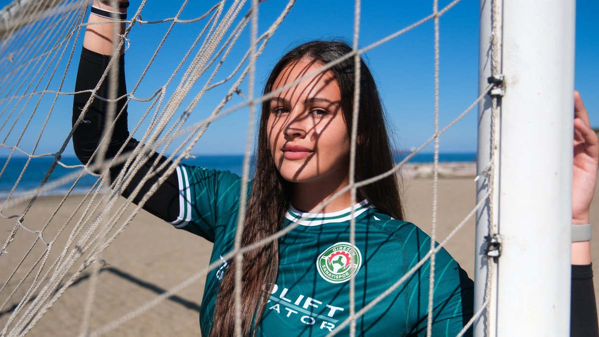 Hayatın her alanında olduğu gibi sahada da fark yaratan kadınların en güçlü adımlarının parçası olmaktan gurur duyuyoruz.
Giresun Sanayispor Kadın Futbol Takımı artık hummel formalarıyla sahada! 💚🐝⚽️

#hummel #GiresunSanayispor #KadınFutbolu