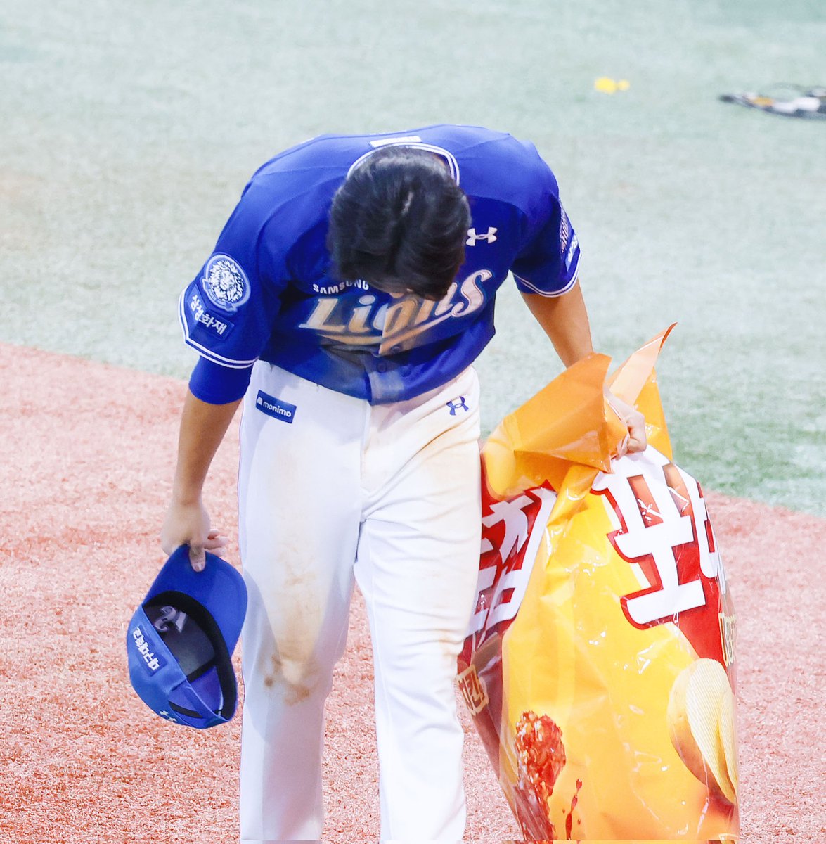 과자를 받은 게 너무 고마웠던 청년....

251009 문학
#삼성라이온즈 #이재현