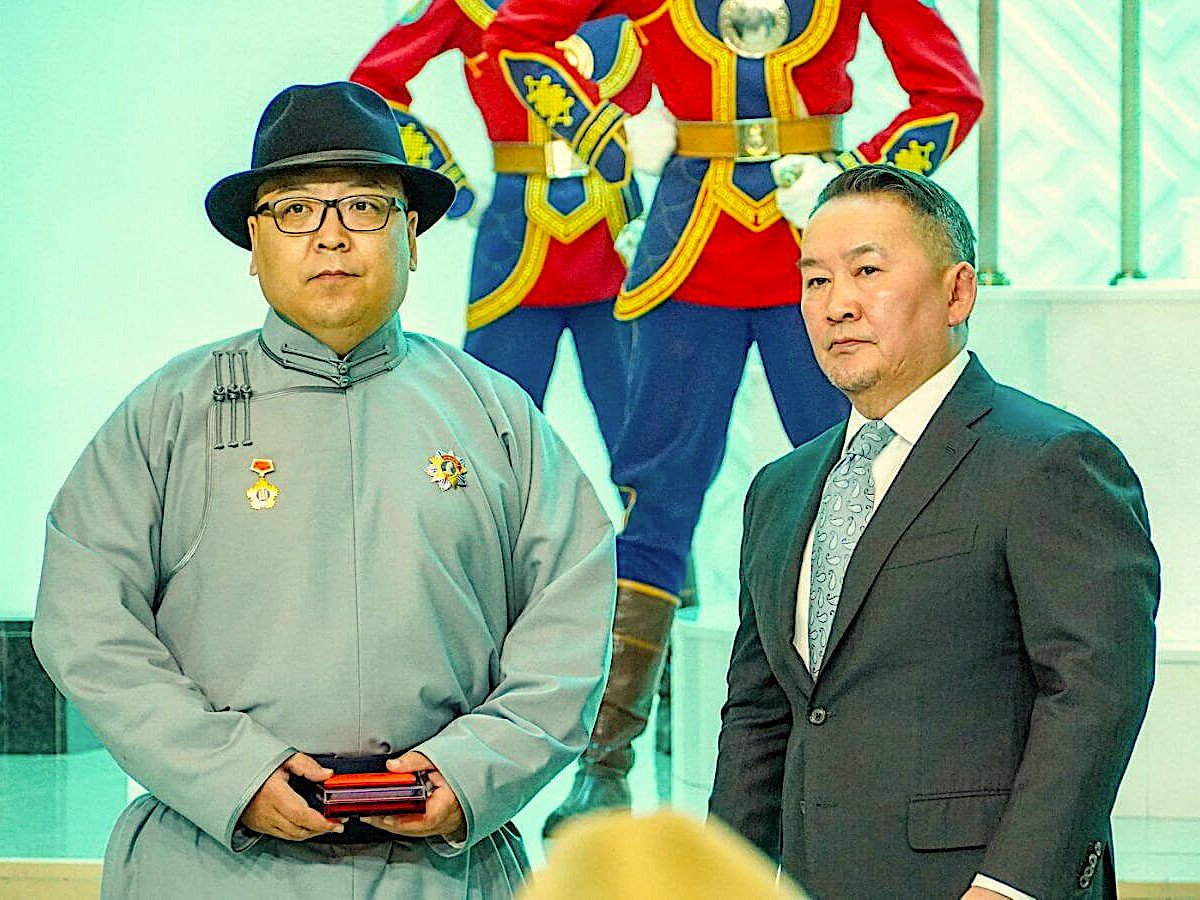 "Монгол улсын хөдөлмөрийн баатар"-аа олж ирж юм яриулах юмсан.