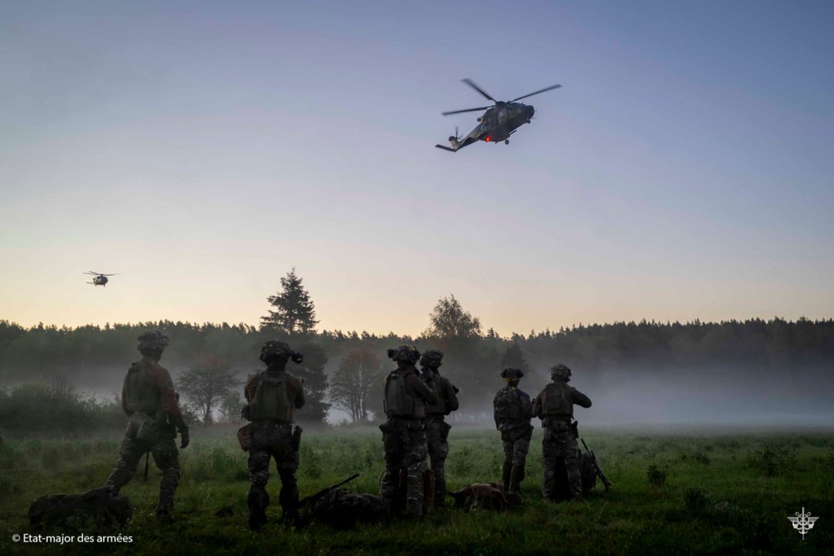FrForcesEstonia's tweet image. Between fog and light 🌅, french forces deploy in 🇪🇪

On land or in the air — no terrain escapes them 💪

#NATO #Army #Military #Helicopter #frenchforces #eston