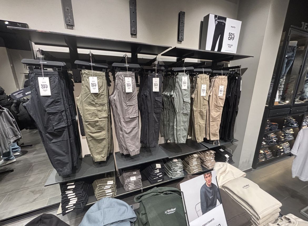 Get ready for the colder days with Jack &amp; Jones at Houndshill! 🧥❄️ 

Grab 2 hoodies for £65, enjoy 50% off trousers, and check out their amazing new pieces for the season. Pop in and treat yourself to a cosy refresh! 

#Blackpool #Houndshill