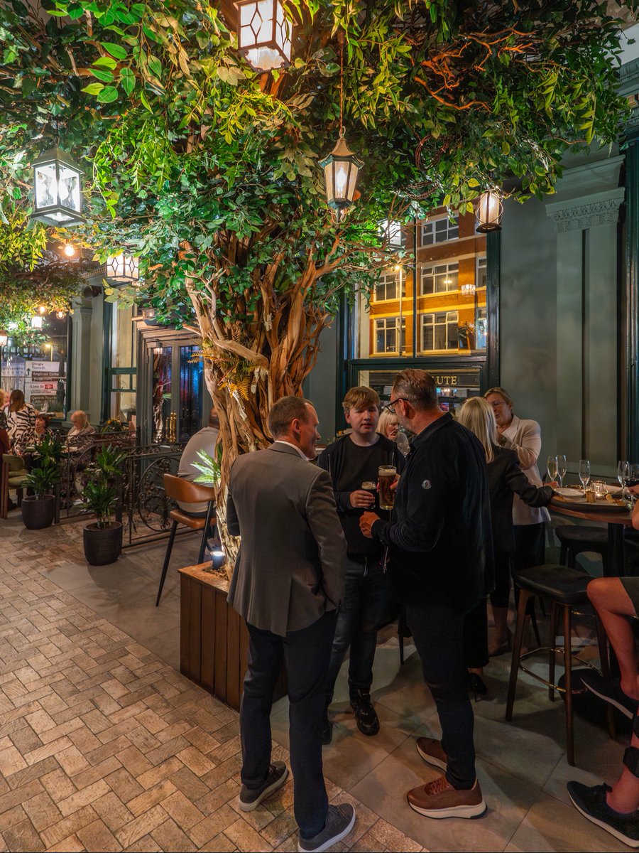 Barnaclelpool's tweet image. Barnacle Restaurant &amp;amp; Bar is now open! ⚓💙

We’ve poured our heart and soul into this place and can’t wait to welcome you in for a drink, a bite, or the full Barnacle experience 🥂

Doors are now open! Book here: bit.ly/460uMQu

#newopening #liverpoolfood #liverpoolbars