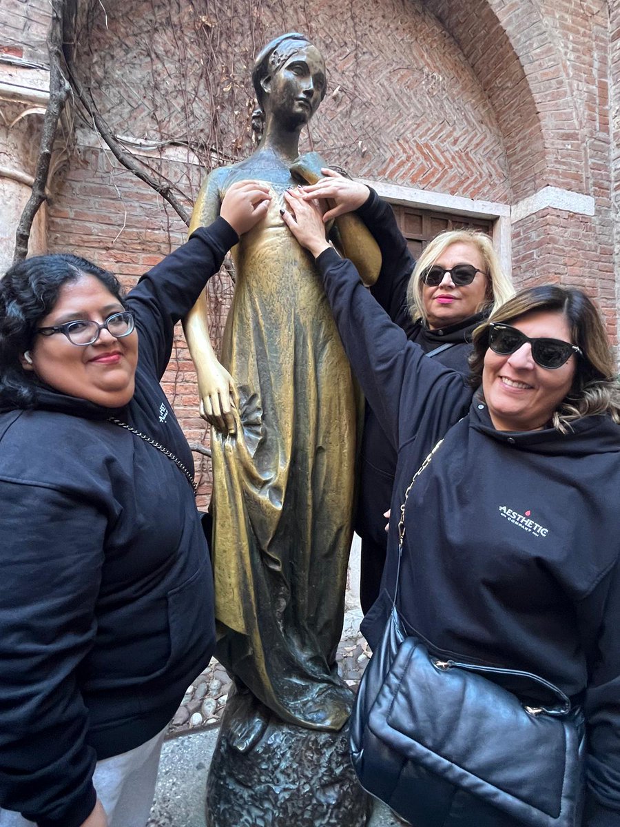 A te che sei UNICA e meriti tutto ciò che questo giorno speciale porta con sé,sorridi come solo tu sai fare,goditi ogni momento e continua ad essere meravigliosa. Felice di averti nella mia vita. Buon compleanno❤️❤️❤️ Ti voglio beneeeee❤️❤️❤️ <a href="/Ana198309/">Ani la contabile disperata ♥️</a>