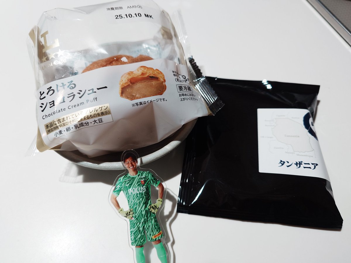 遅くなりました🙇‍♀️
忙しくてコンビニです。あと1回ぐらい部活動しようかな😂
コーヒーは小布施のコーヒー屋さん。周ちゃんが旅行に行ったところの豆☕
 #浦和レッズ周クリーム部