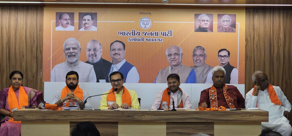 BJPBhaskarBhatt's tweet image. ગુજરાત પ્રદેશ ભાજપના નવનિયુક્ત અધ્યક્ષ માનનીય શ્રી @MLAJagdish જીના અભિવાદન સમારોહની તૈયારીઓના ભાગરૂપે કર્ણાવતી મહાનગર ભાજપ કાર્યાલય ખાતે મહાનગર અધ્યક્ષ શ્રી @PrerakshahBJP ના અધ્યક્ષસ્થાને બેઠકનું આયોજન કરવામાં આવ્યું હતું. (1/3)