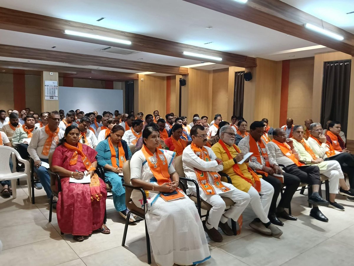 BJPBhaskarBhatt's tweet image. ગુજરાત પ્રદેશ ભાજપના નવનિયુક્ત અધ્યક્ષ માનનીય શ્રી @MLAJagdish જીના અભિવાદન સમારોહની તૈયારીઓના ભાગરૂપે કર્ણાવતી મહાનગર ભાજપ કાર્યાલય ખાતે મહાનગર અધ્યક્ષ શ્રી @PrerakshahBJP ના અધ્યક્ષસ્થાને બેઠકનું આયોજન કરવામાં આવ્યું હતું. (1/3)
