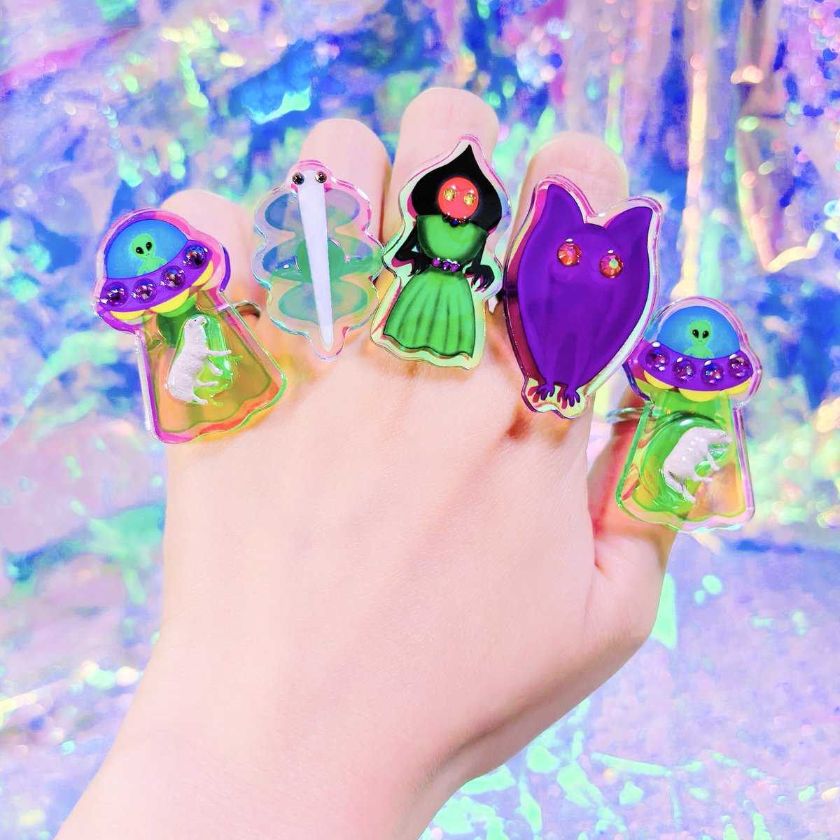 psychonomachiko's tweet photo. 💜👽UMAシリーズ👽💚
販売開始シタヨ🔥🔥🔥
https://t.co/2frT5sHZtX

5年くらい前に販売した人気シリーズでしたがマチコが作るのが大変で全然作ってくれマセンデシタ😭笑

ワシが何年もお願いし続けて🙇‍♂️
今回地獄犬の力も借りて
パワーアップして復活シマシタ🐕❤️‍🔥
@kunishige_  アリガト🥹

マチコの描き下ろしイラストで酢✍️✨
また作ってくれなくなるかもしれないので 笑
ゼヒ早めにゲットシテネ🛸💨