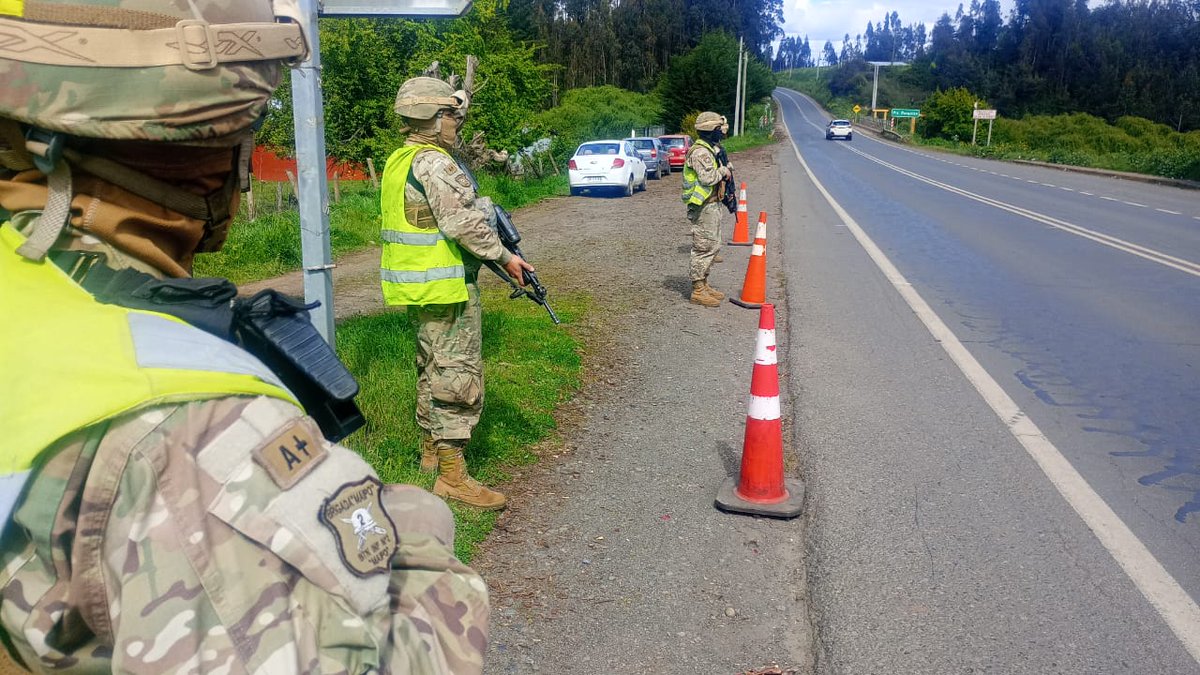 Efectivos del Regimiento Nº2 "Maipo", se encuentran desplegados en distintos puntos de La #Araucanía dando cumplimiento al Estado de Excepción Constitucional de Emergencia vigente mediante labores de resguardo y protección a la población en las rutas.