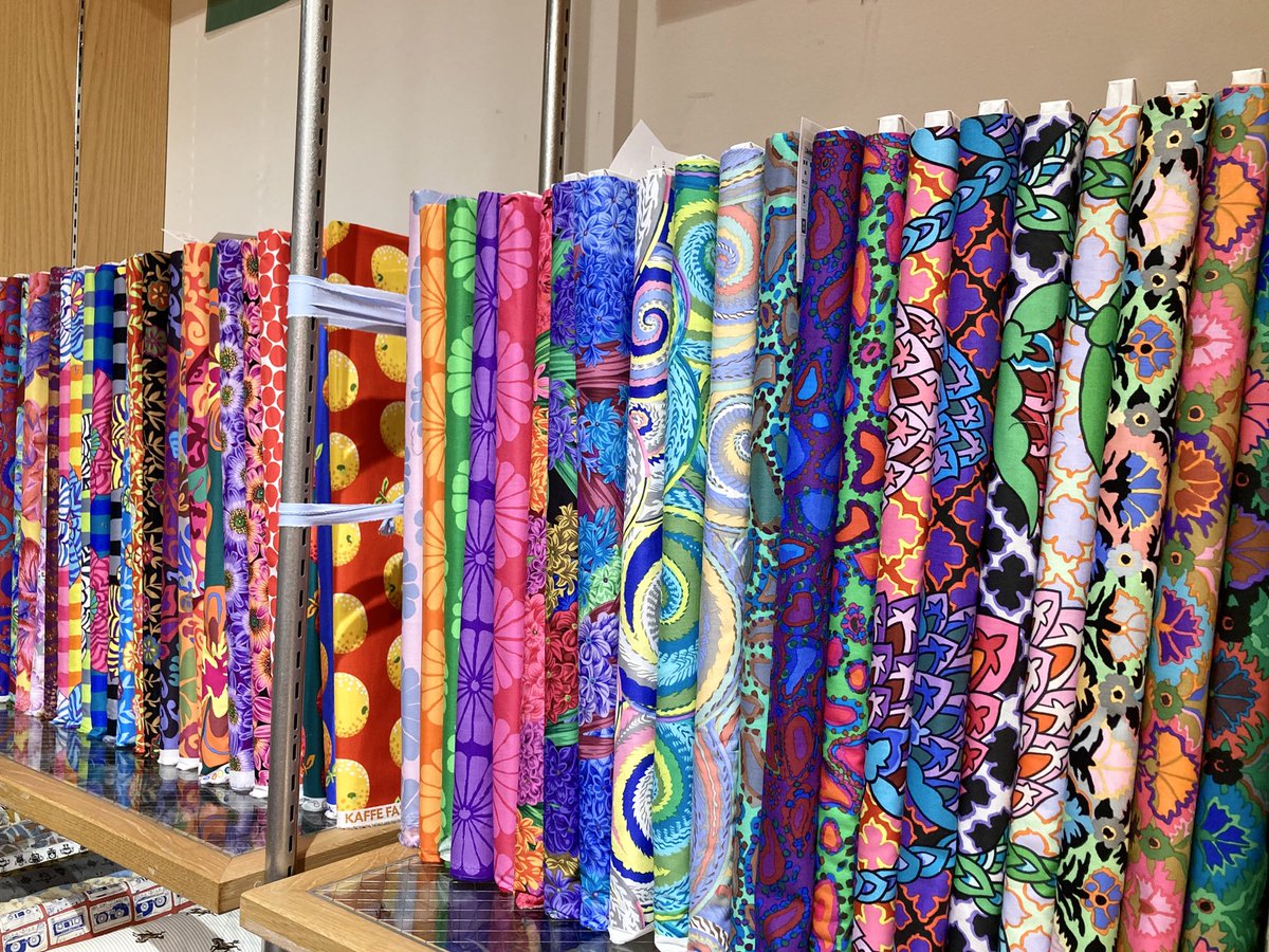 TextileWorldTOA's tweet image. KAFFE FASSETT COLLECTIVEが50反入荷しました！

全て綿100%、生地巾110cm
どれも素敵な柄ばかりです。

明日からはTOA大感謝祭！！
お得な10日間！！

ご来店お願お待ちしております🙇‍♂️

#kaffefassettfabrics 
#kaffefassett 
#textile
#fabric