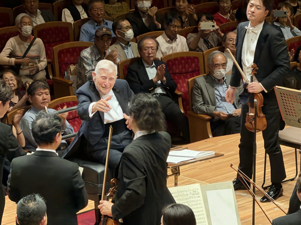 162.#ブロムシュテット／#N響@溜池

ブロムシュテットが登場するや否やブラボーの嵐。
去年まではコンマスに支えられながらだったが、今回は歩行器を使って一人で登場。
指揮台に座ればいつものような指揮ぶりで我々が想像した以上にお元気😳