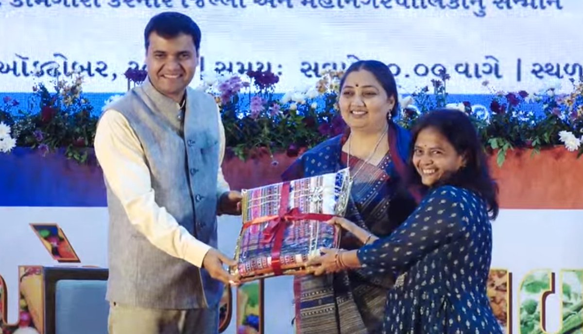 આજરોજ પોષણ ઉત્સવ ૨૦૨૫ અંતર્ગત રાજ્ય કક્ષાએ શ્રેષ્ઠ કામગીરી માટે મહેસાણા જિલ્લાને માન.સચિવ સાહેબશ્રી તેમજ માન.મંત્રીશ્રી મહિલા અને બાળ વિકાસ  વિભાગ ધ્વારા   સન્માનિત કરવામાં આવેલ.
#MEHSANA
#ICDS
<a href="/ddo_mehsana/">DDO Mehsana</a> 
<a href="/CollectorMeh/">Collector Mehsana</a> 
<a href="/WCDGujarat/">Women & Child Development, Govt of Gujarat</a>
<a href="/Rakesh_gujIAS/">Rakesh Shankar</a>