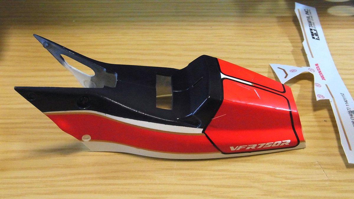 yuji_0x37's tweet image. TAMIYA HONDA VFR750R #RC30
シートカウルの失敗例😅　赤はデカールで紺と白が塗装。赤いところまで紺色のはずが白いｗ
この後マスキングして塗装、からのテープ剥がしでペリッとコンボ😭

はんだを潰してバランスウェイト作成。後はバッテリーとレギュレータ周りを少し。