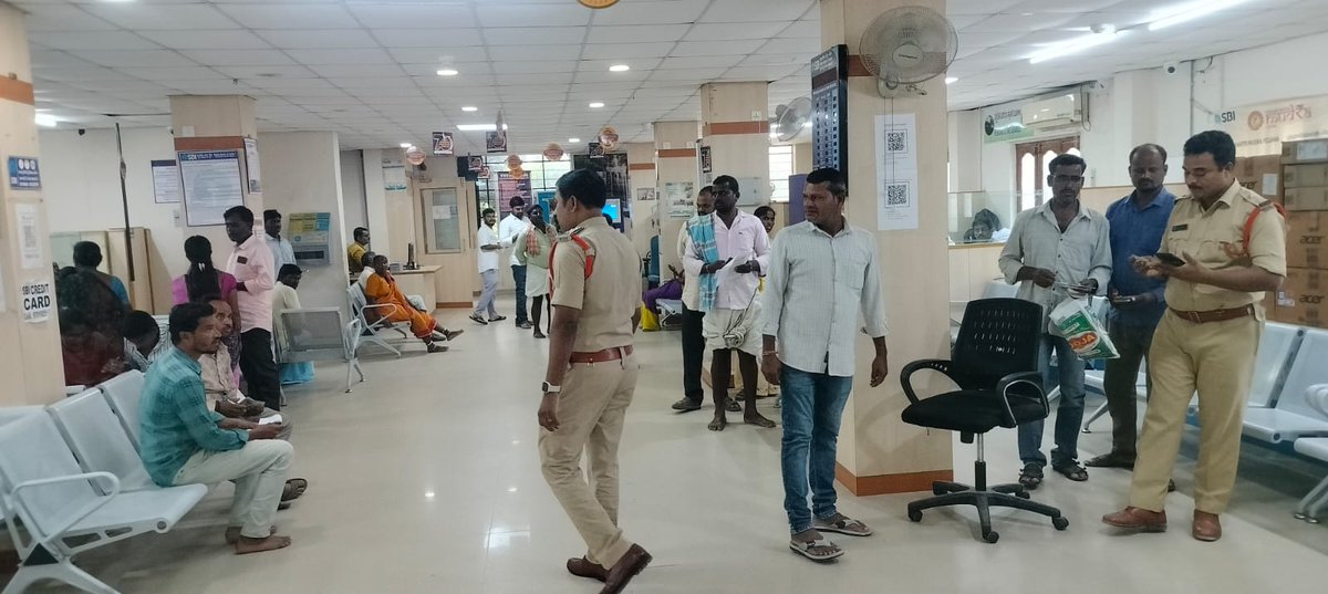 బ్యాంకు లావాదేవీలకు వచ్చే ప్రజలు అప్రమత్తంగా ఉండాలి: సిఐ శివశంకర్.
పేట జిల్లా కేంద్రంలోని వివిధ బ్యాంకుల వద్ద, సీఐ శివశంకర్, ఎస్‌ఐలు బ్యాంక్ ల వద్ద ఆకస్మిక తనిఖీలు నిర్వహించారు. బ్యాంక్ పరిసరాల్లో భద్రతా ఏర్పాట్లు పరిశీలించి, బ్యాంక్ కస్టమర్లకు పలు భద్రత పరమైన సూచనలు తెలిపారు.