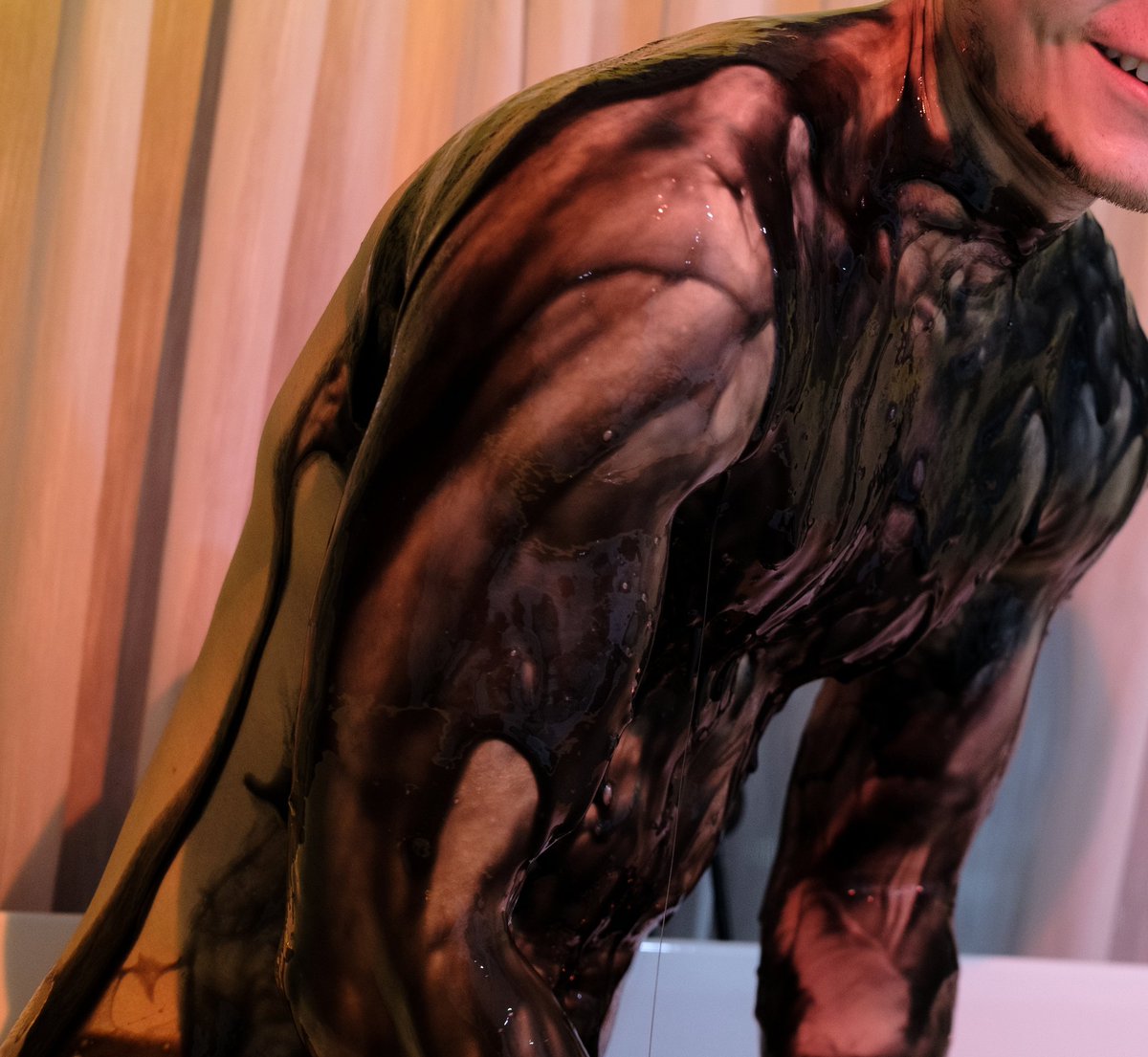 第一次控制黑胶还不太熟练.jpg

Latex lube: <a href="/KinkyCookies01/">趣奇KinkyCookies</a>