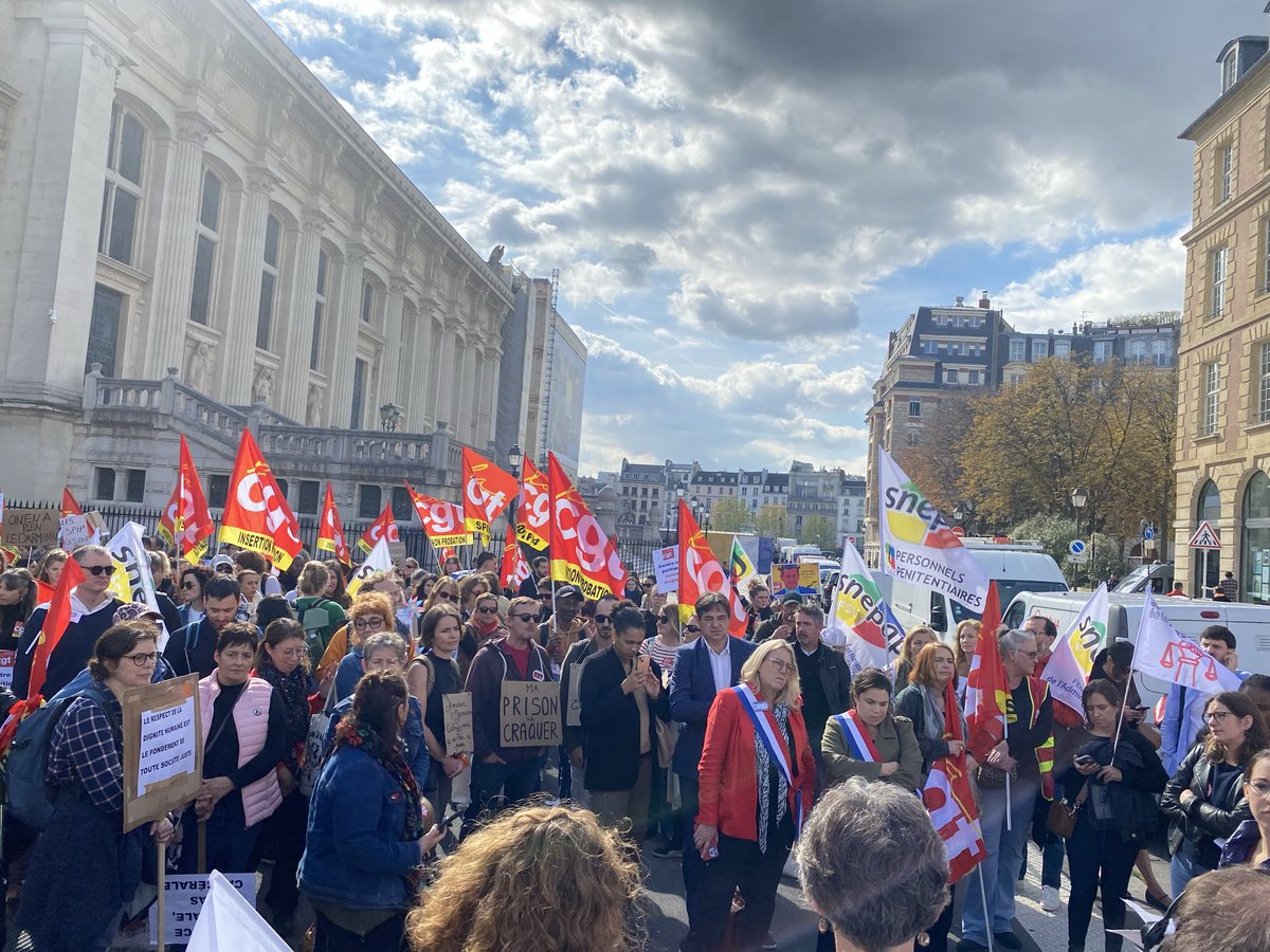 SimonnetDeputee's tweet photo. Soutien aux agent-es du SPIP ! 

Le ministre démissionnaire de la justice G. Darmanin doit abandonner son projet de loi SURE. 

La solution ce n'est pas le tout carcéral mais l'insertion et l'aménagement de peine, seule réponse pénale efficace face à la récidive ! https://t.co/bgY02p8SxD
