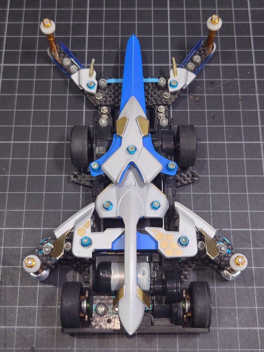 dendi_mini4's tweet image. 忙し過ぎてゆっくりじっくり机に向かう余裕がないのでまたミニ四駆眺めてるんだけどさ。
やっぱデュランダルカッコ良すぎだろ🤩(自画自賛w)

FM-Aアクア「デュランダル」
ロマンとカッコ良さに振り切ったせいで整備性が悪すぎて実戦投入されなかった幻の機体⚔️