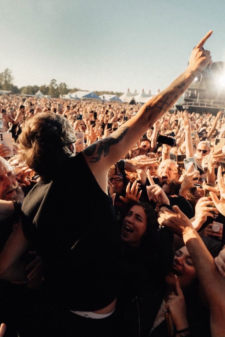 💬 | “É uma codependência: eles fazem tanto por mim, e eu tento, com sorte, fazer coisas por eles quando estou em shows. Mas quando sinto a energia no palco, não é 'olha o que eu consigo fazer', é 'olha o que conquistamos juntos'!”

— Louis sobre seus fãs via The Diary Of A CEO.