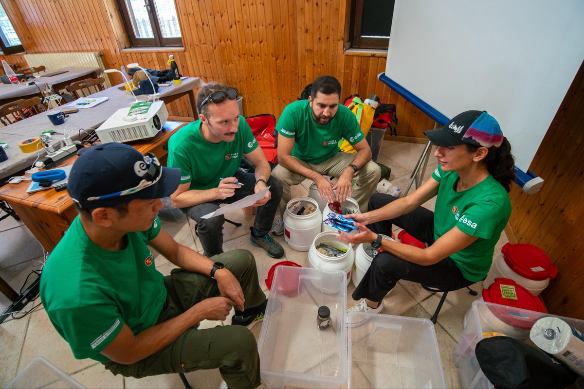 Astro_Almulla's tweet image. أنهيت تدريبات CAVES في إيطاليا مع وكالة الفضاء الأوروبية، والتي تركز على استكشاف أماكن تحت الأرض، والعمل على خرائط، وأبحاث العلمية.. 

خلال أسبوعين، عملنا في ظروف مشابهة لبيئة الفضاء مثل العزلة، والصعوبات التقنية والمخزونات المحدودة.. نريد أن نكون جاهزين لكل الاحتمالات التي…