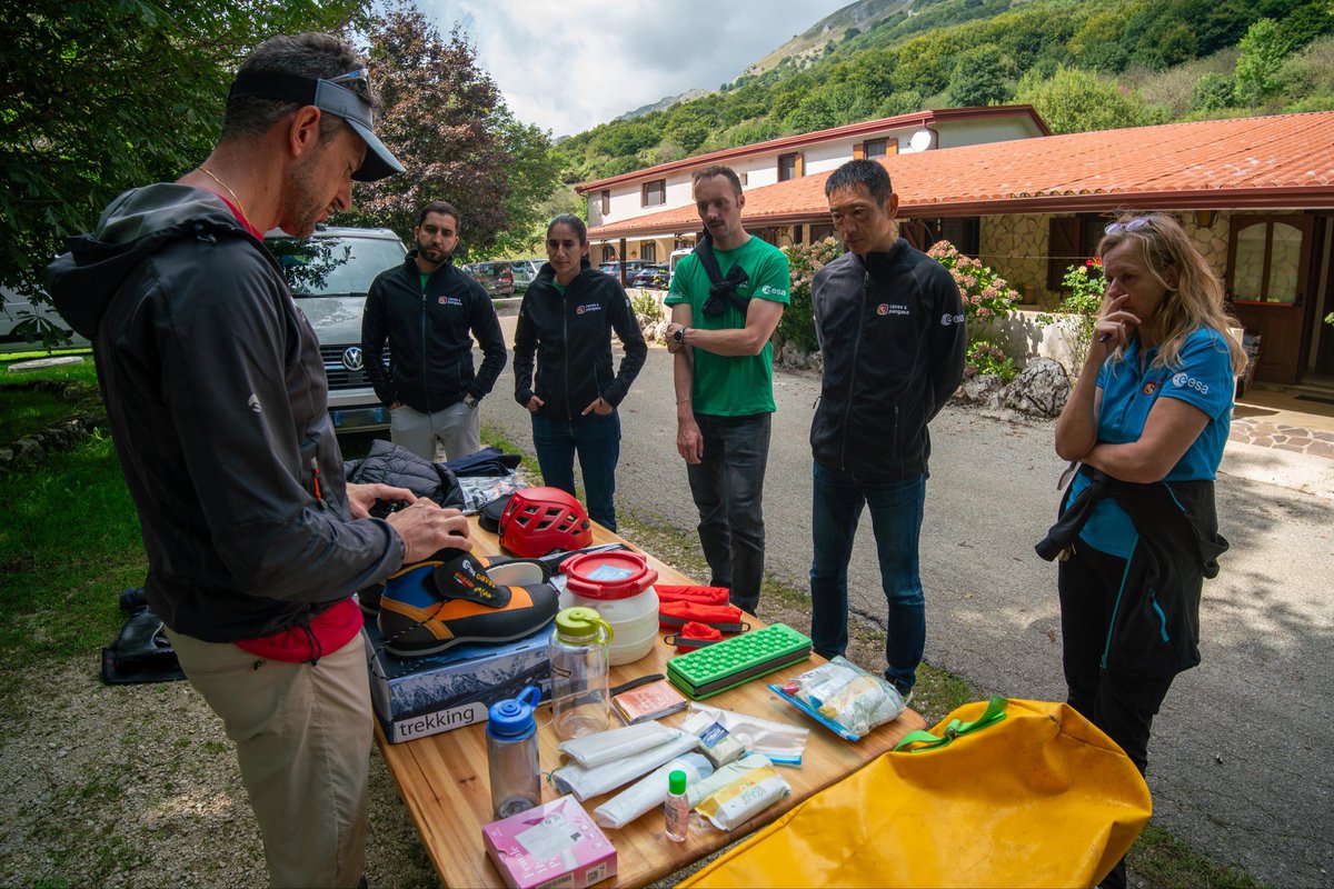 Astro_Almulla's tweet image. أنهيت تدريبات CAVES في إيطاليا مع وكالة الفضاء الأوروبية، والتي تركز على استكشاف أماكن تحت الأرض، والعمل على خرائط، وأبحاث العلمية.. 

خلال أسبوعين، عملنا في ظروف مشابهة لبيئة الفضاء مثل العزلة، والصعوبات التقنية والمخزونات المحدودة.. نريد أن نكون جاهزين لكل الاحتمالات التي…