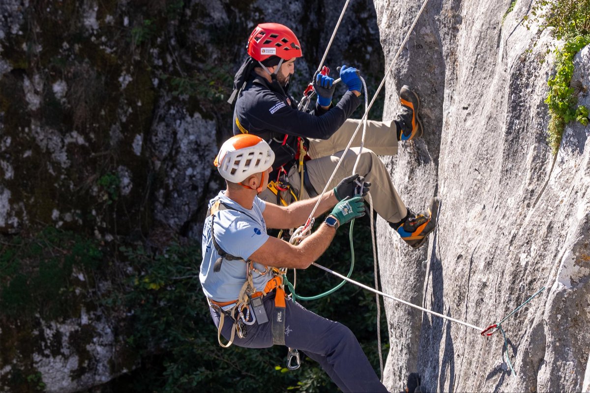 Astro_Almulla's tweet image. أنهيت تدريبات CAVES في إيطاليا مع وكالة الفضاء الأوروبية، والتي تركز على استكشاف أماكن تحت الأرض، والعمل على خرائط، وأبحاث العلمية.. 

خلال أسبوعين، عملنا في ظروف مشابهة لبيئة الفضاء مثل العزلة، والصعوبات التقنية والمخزونات المحدودة.. نريد أن نكون جاهزين لكل الاحتمالات التي…