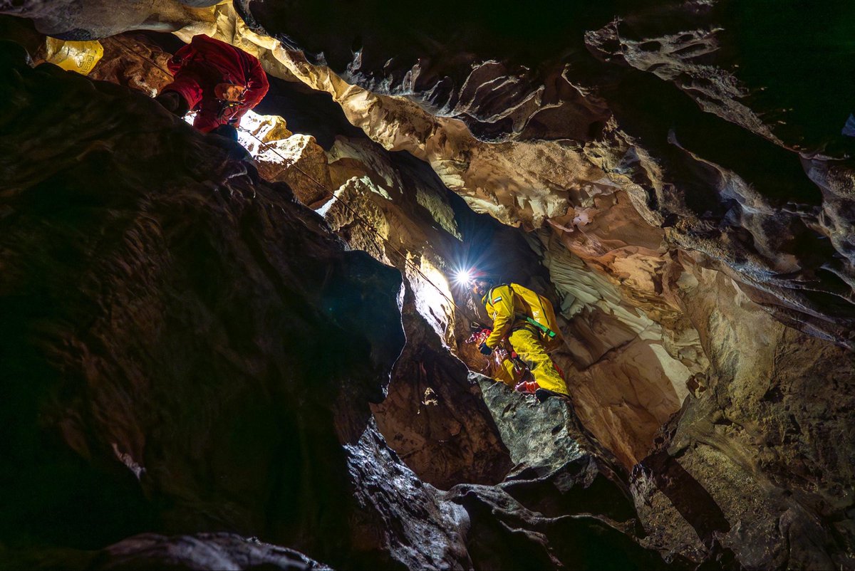 Astro_Almulla's tweet image. أنهيت تدريبات CAVES في إيطاليا مع وكالة الفضاء الأوروبية، والتي تركز على استكشاف أماكن تحت الأرض، والعمل على خرائط، وأبحاث العلمية.. 

خلال أسبوعين، عملنا في ظروف مشابهة لبيئة الفضاء مثل العزلة، والصعوبات التقنية والمخزونات المحدودة.. نريد أن نكون جاهزين لكل الاحتمالات التي…