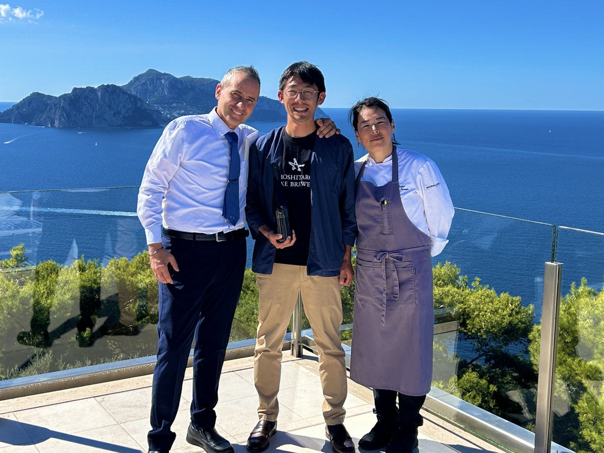 青に輝く海と空。 ナポリから南へ車で1時間半。半島の先っぽに日本人シェフが活躍するレストラン「Relais Blu」へ。テラスからはカプリ島とナポリを一望でき、頭も心もスッキリ。平日ランチはやってないので、軽いスナックを作って下さいました。感謝。
