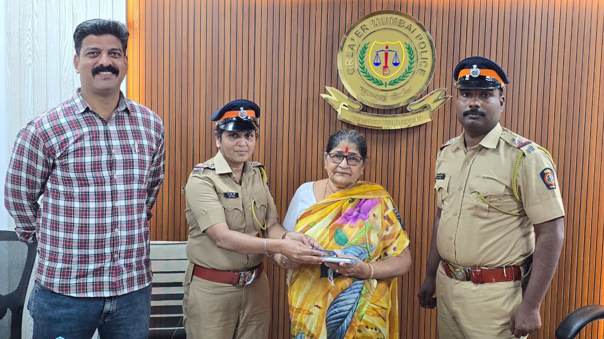 निर्मलनगर पोलीस ठाणे – Nirmal Nagar PS Mumbai (@nirmalnagarps) on Twitter photo बोरिवली येथील रहिवासी श्रीमती लीला पुजारी (७५) या मराठा कॉलनी येथे एका ऑटोरिक्षात ६५०० रुपये, पासबुक, आधार आणि मोबाईल असलेली बॅग विसरल्या. निर्मल नगर पोलिस स्टेशनचे पीआय घारगे पीएसआय  बनकर आणि  शिकलगार यांनी तातडीने कारवाई करत ऑटोचा शोध घेतला आणि  सर्व सामान सुरक्षितपणे परत केले. बोरिवली येथील रहिवासी श्रीमती लीला पुजारी (७५) या मराठा कॉलनी येथे एका ऑटोरिक्षात ६५०० रुपये, पासबुक, आधार आणि मोबाईल असलेली बॅग विसरल्या. निर्मल नगर पोलिस स्टेशनचे पीआय घारगे पीएसआय  बनकर आणि  शिकलगार यांनी तातडीने कारवाई करत ऑटोचा शोध घेतला आणि  सर्व सामान सुरक्षितपणे परत केले.