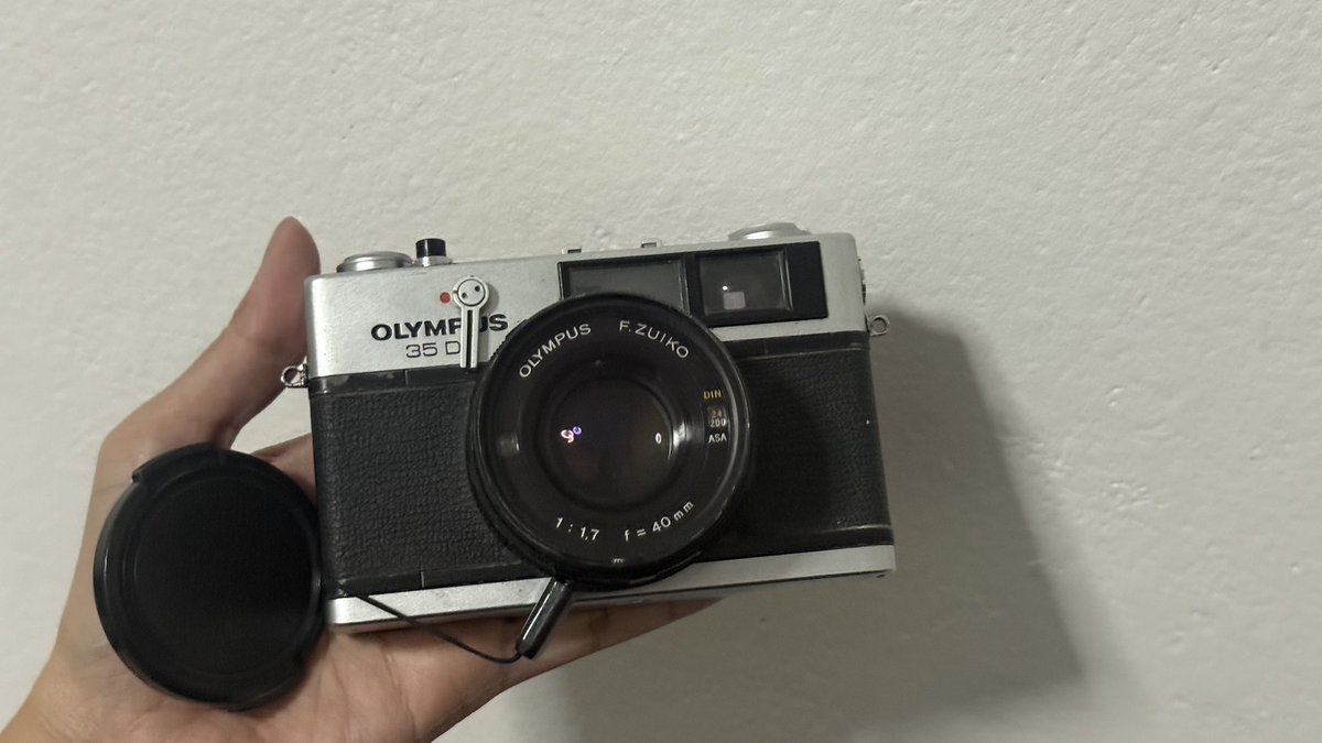 waikikibibi's tweet photo. ส่งต่อ ขายกล้องฟิล์ม Olympus 35 DC 
✅ทำงานเต็มระบบ สภาพดีใช้งานได้ปกติ
✅ช่องมองใสมาก แถมสายคล้องคอ และถ่านในตัว ฟาปิดกล้อง ขาย 2,700 บาทรวมส่งฟรี หรือนัดรับ btsหมอชิต mrt พระราม 9  #กล้องฟิล์มราคาถูก #กล้องฟิล์มมือสอง #ส่งต่อกล้องฟิล์ม #กล้��งฟิล์ม #olympus35dc https://t.co/BpaPYjAiAO